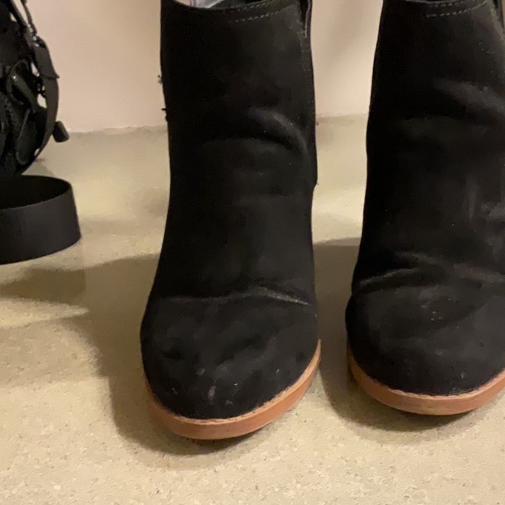 Sleek Black Ankle Booties with Chunky Heel